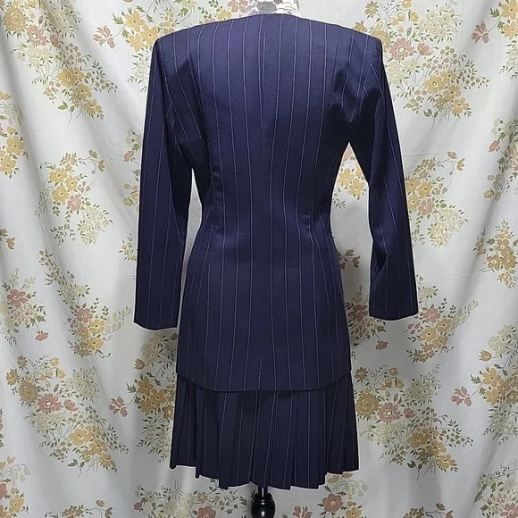 Vtg. 3 pc double breasted pinstripe suit - Picture 4 of 12